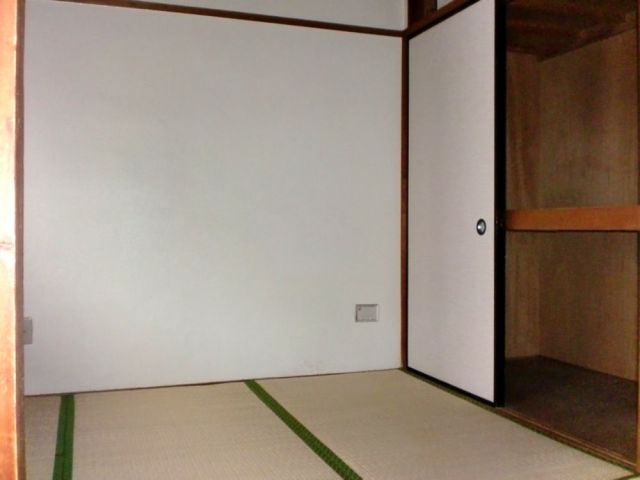 居室・リビング　落ち着いた雰囲気の和室です。