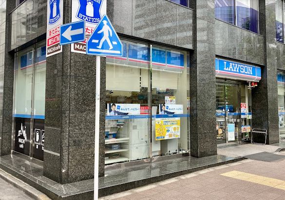 コンビニ　ローソン茅場町駅前店（コンビニ）まで162m