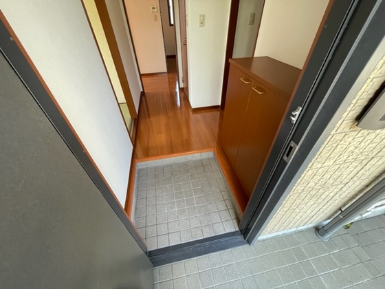 バリュージュ井原 B棟の玄関写真