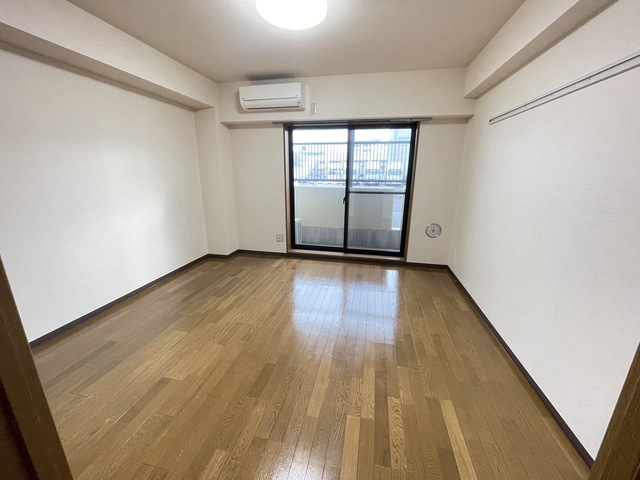 小田急小田原線 本厚木駅 バス乗車時間：17分 最寄りバス停で下車 徒歩5分 3階建 築23年の居間写真