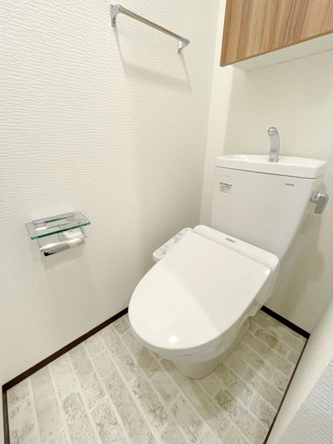京急本線 大森海岸駅 徒歩7分 15階建 築5年のトイレ写真