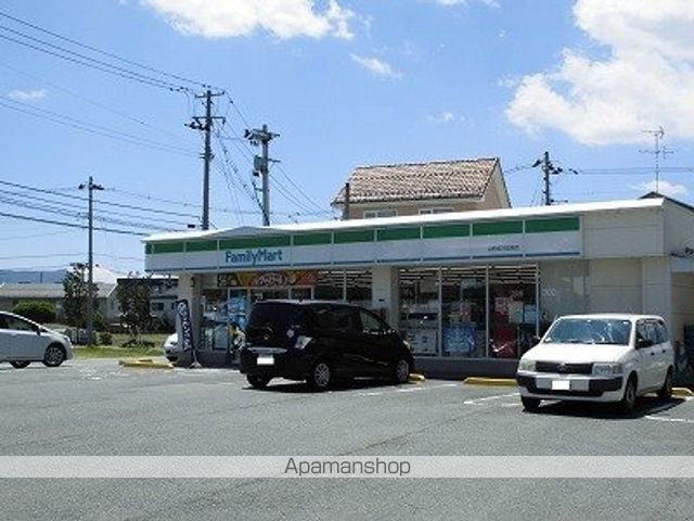 コンビニ　ファミリーマート（コンビニ）まで300m