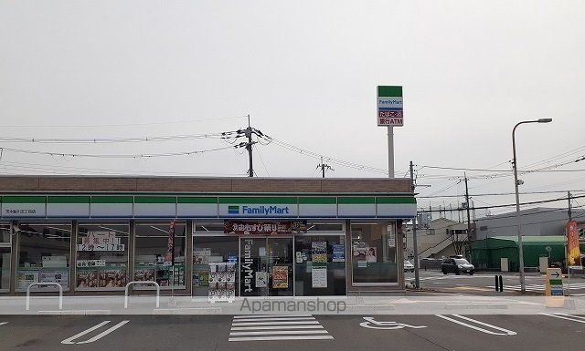 コンビニ　ファミリーマート様（コンビニ）まで400m