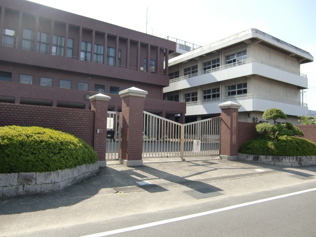小学校　大和高田市立浮孔西小学校（小学校）まで418m