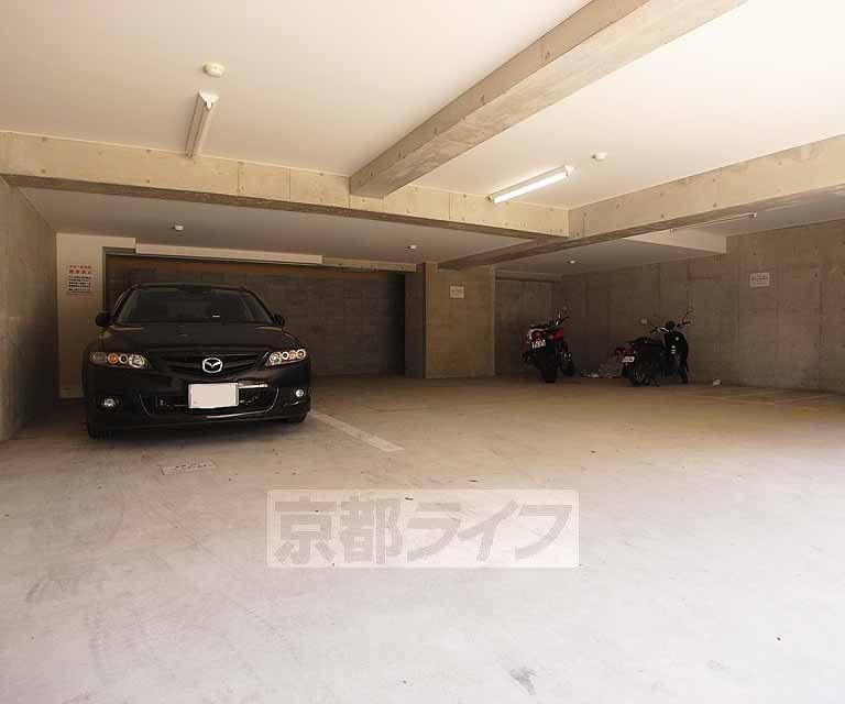 駐車場　地下ガレージです。
