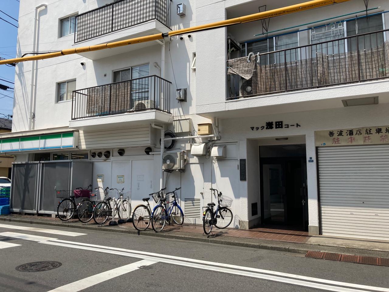 建物外観　1階はファミリーマートです