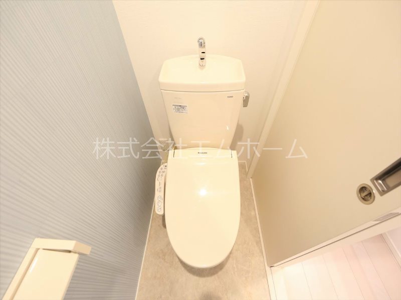 トイレ　温水洗浄暖房便座付トイレ　同型写真
