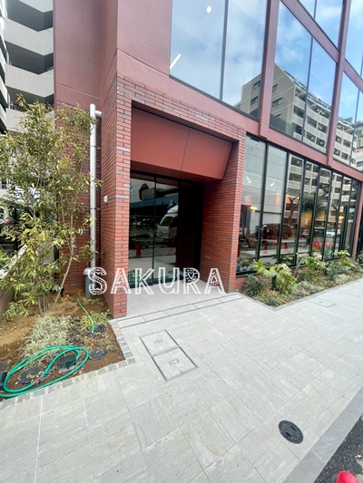 エントランス　重厚感のある建物デザイン♪