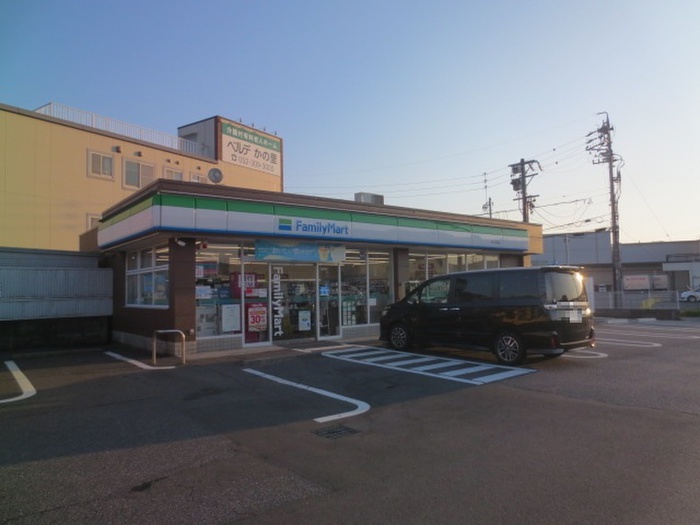 コンビニ　ファミリーマート中川江松店（コンビニ）まで752m
