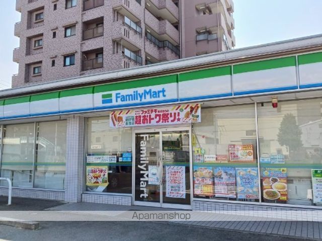 コンビニ　ファミリーマート（コンビニ）まで150m