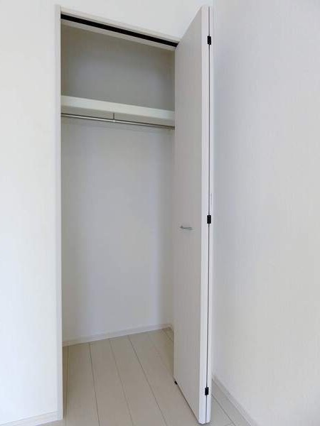 収納　ハンガーパイプ付き