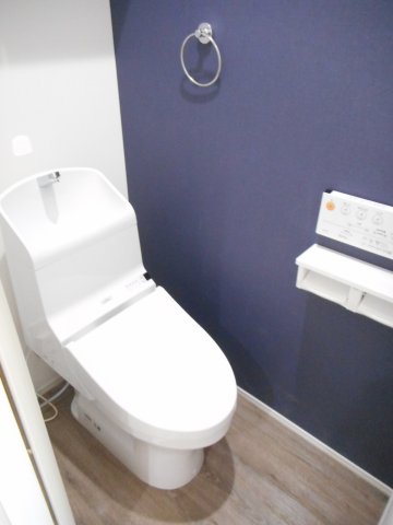 トイレ　落ち着いた色調のトイレです