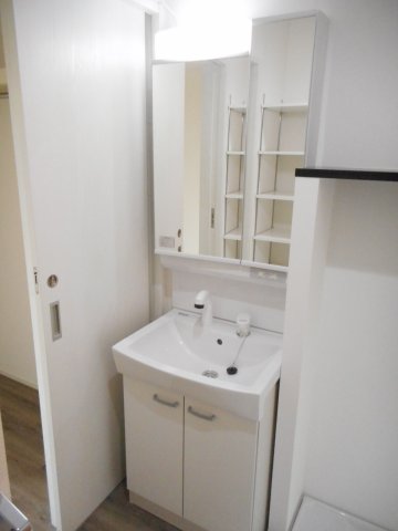 洗面設備　独立洗面台、小物を置くことができて便利です
