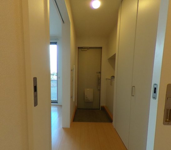玄関　※掲載写真は同タイプ住戸の参考写真です。間取り・内装等が異な