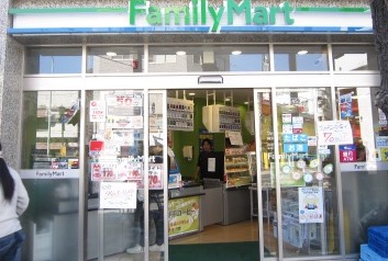 コンビニ　ファミリーマート神宮前三丁目店（コンビニ）まで397m
