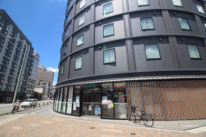 コンビニ　セブンイレブン四条堀川店（コンビニ）まで590m