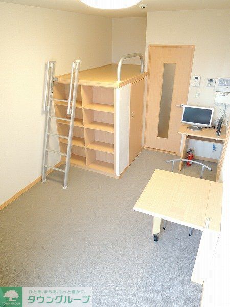 居室・リビング　備え付けのテーブルは折りたたみ可能です