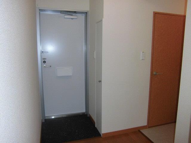 レオパレスランド諸岡の玄関写真