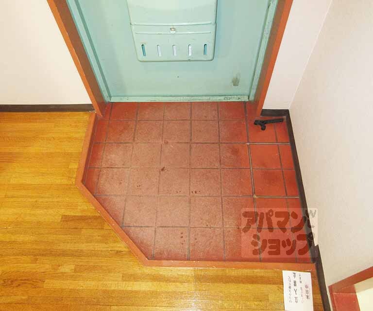 玄関　明るい色のタイル張り