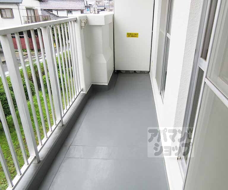バルコニー　欄干は格子状で風通し・