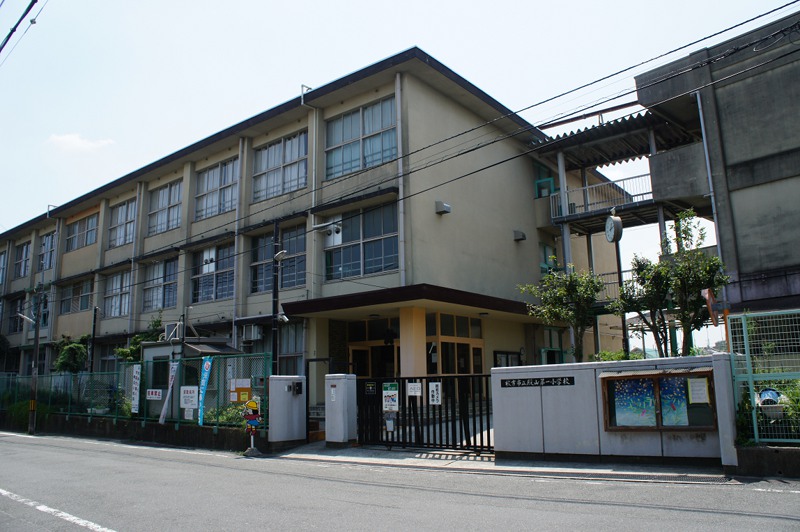 小学校　枚方市立殿山第一小学校（小学校）まで671m