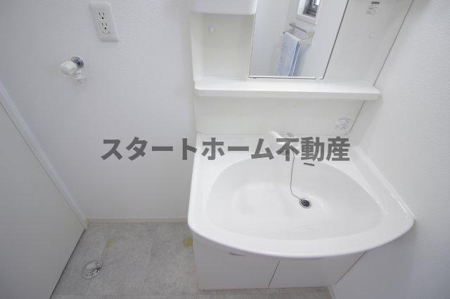 洗面設備　ゆったりとスペースのある洗面所