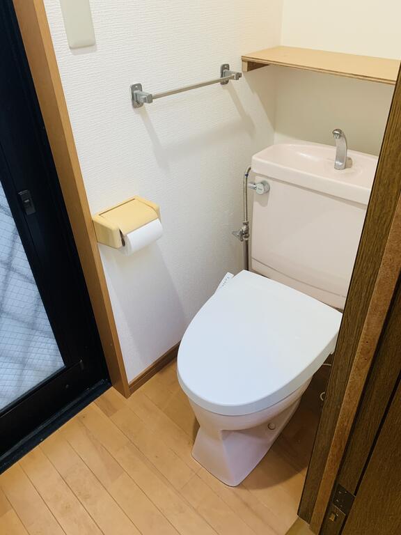 地下鉄西神・山手線 大倉山駅 徒歩11分 2階建 築30年のトイレ写真