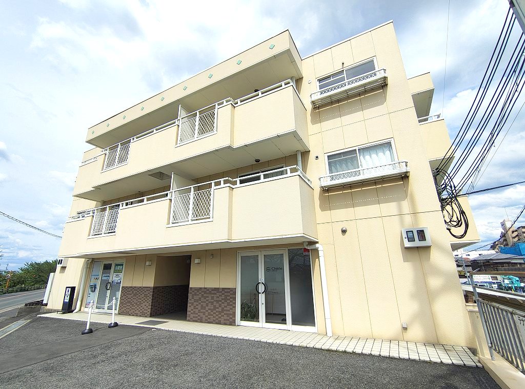 建物外観　川沿いのマンション