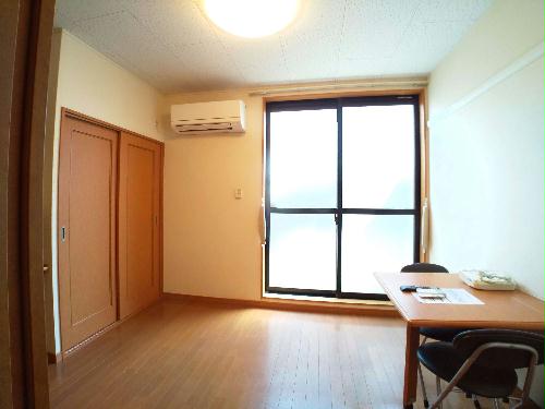居室・リビング　ワイドな窓にて明るいお部屋