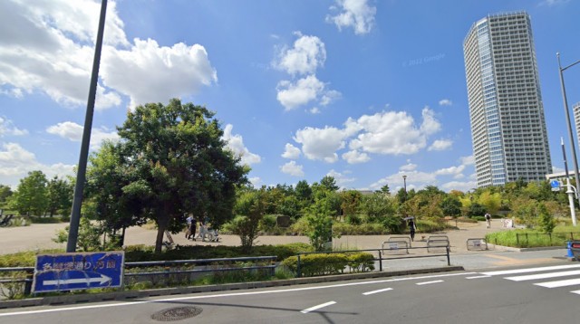 【世田谷区上野毛のマンションの公園】