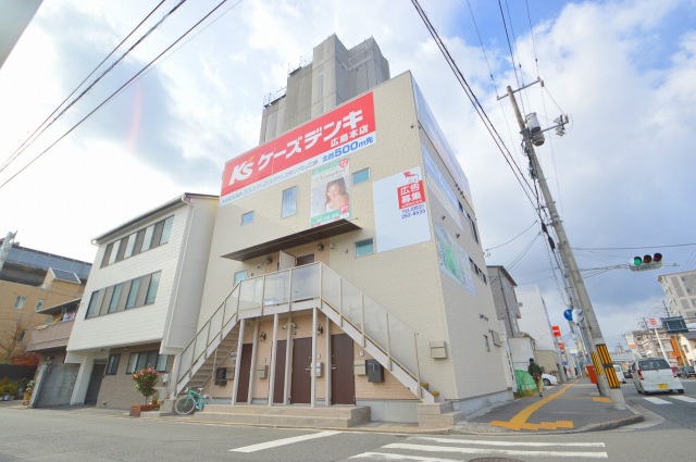 広島市東区矢賀新町のアパートの建物外観