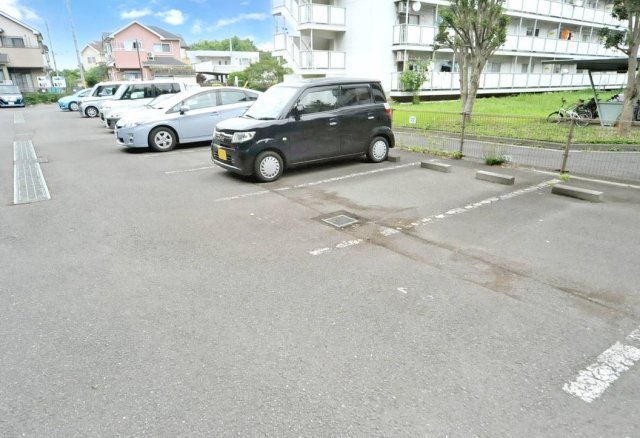 【横浜市瀬谷区阿久和西のマンションの駐車場】