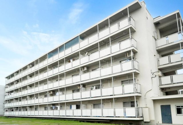 【横浜市瀬谷区阿久和西のマンションの建物外観】