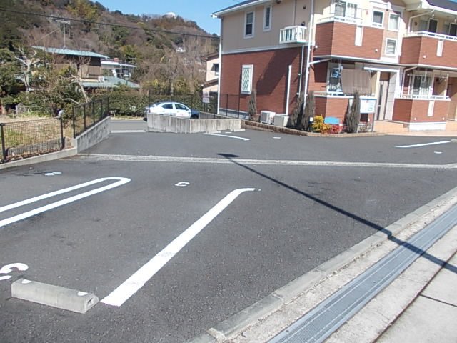 【足柄下郡箱根町湯本のアパートの駐車場】