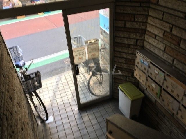 【目黒区目黒本町のマンションのエントランス】