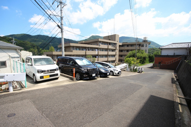 【フェリシエ花園B棟の駐車場】