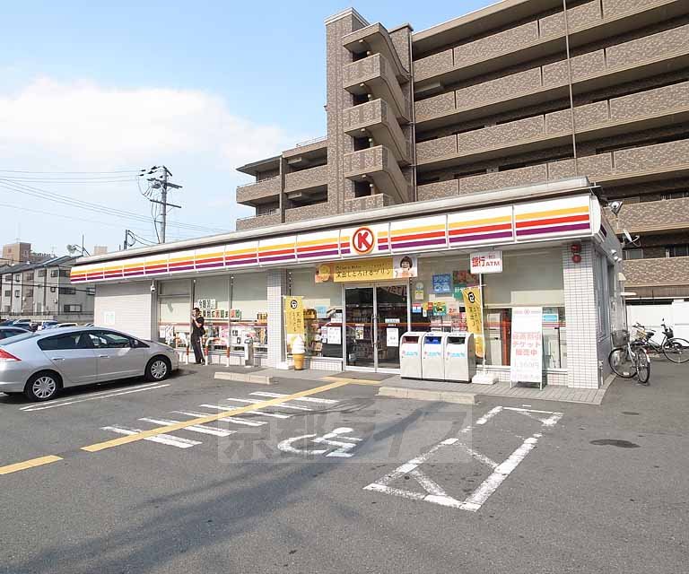 【京都市伏見区醍醐御霊ケ下町のマンションのコンビニ】