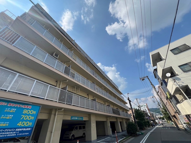 【神戸市兵庫区東山町のマンションの建物外観】