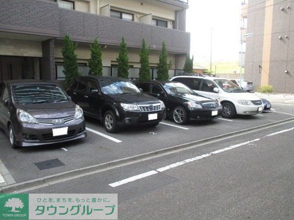 【名古屋市東区大幸のマンションの駐車場】