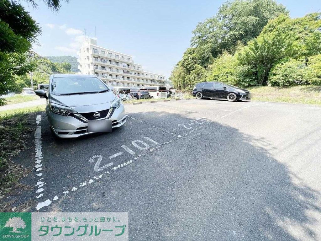 【秦野市南矢名のアパートの駐車場】