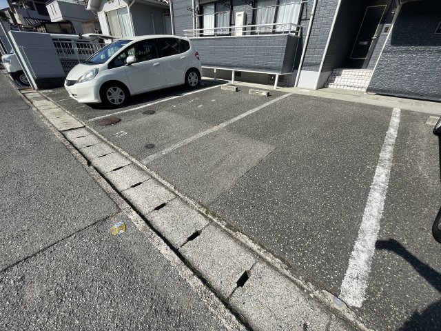 【メゾンドエスポワールB棟の駐車場】