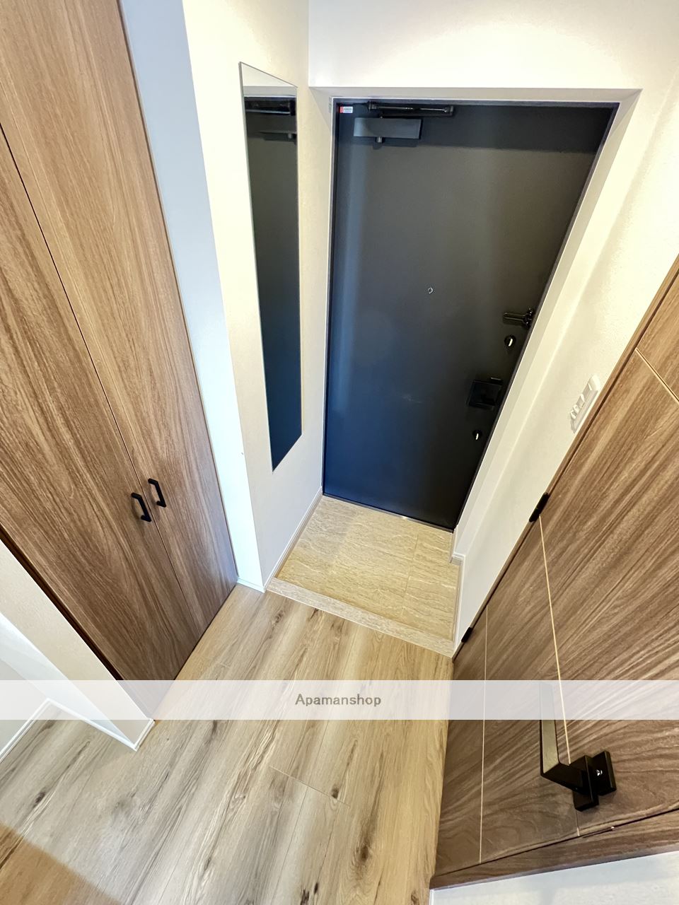 玄関　※同物件、別部屋の写真です。