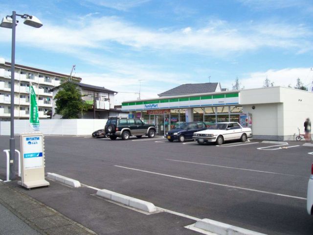 コンビニ　ファミリーマート（コンビニ）まで330m