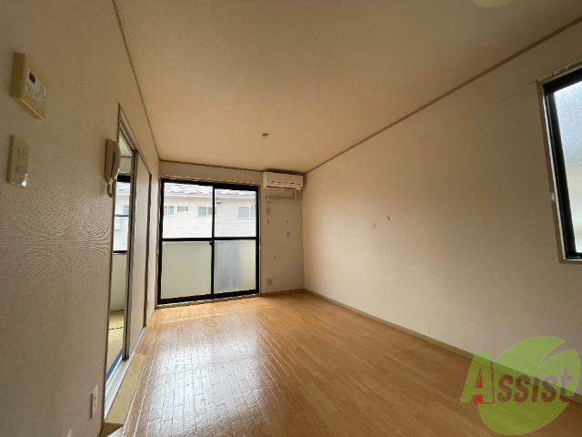 居室・リビング　綺麗で広々としたリビングでゆったりとした時間を過ごせます。