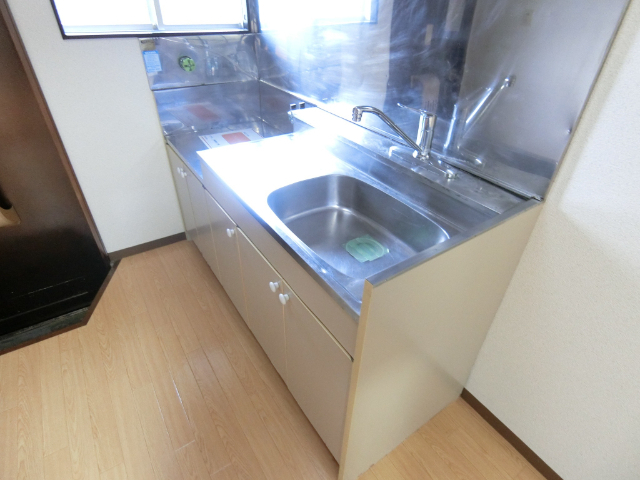 キッチン　窓付きキッチンで昼間も明るいですよ。