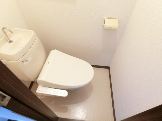 トイレ　ウォシュレット付いてます。