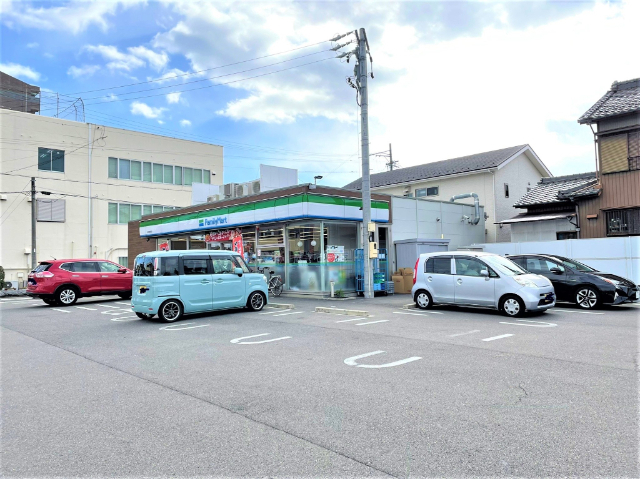 コンビニ　ファミリーマート小牧中央三丁目店（コンビニ）まで377m