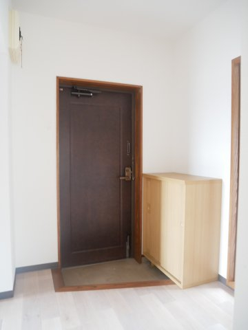 玄関　別部屋の内装写真となります。現況有姿となります。