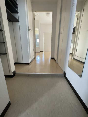 玄関　※同間取り参考写真