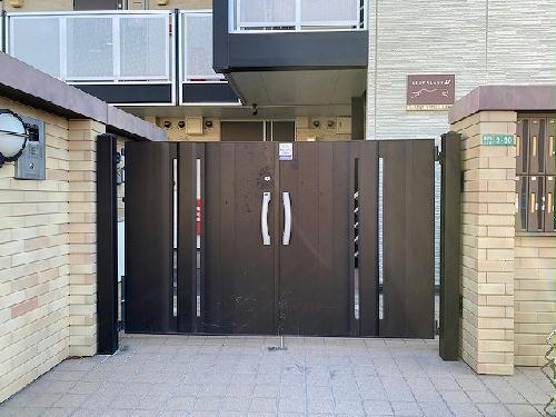 エントランス　オートロックゲート付き。
